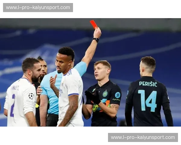 蓝黑荣耀交织法兰西烈焰：当国米遇上里昂，这一夜足球重回“诸神黄昏”